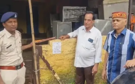 7 लाख रुपये के विवाद में फरार कंप्यूटर मैकेनिक पर पुलिस की कार्रवाई, इश्तेहार चिपकाए गए