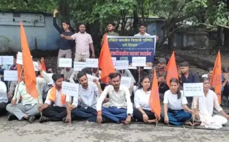 जमशेदपुर में अभाविप ने सरकार के खिलाफ खोला मोर्चा, उपायुक्त कार्यालय के समक्ष किया धरना प्रदर्शन, कहा- विगत 5 वर्षों में शिक्षा वेंटिलेटर पर आ चुकी है