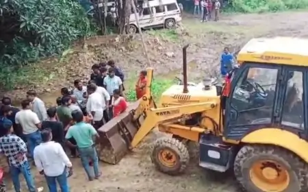 DCLR कोर्ट के नोटिस से कार्तिक नगर में मचा हड़कंप: क्या चुनाव से पहले जनता को डराने की है साजिश?