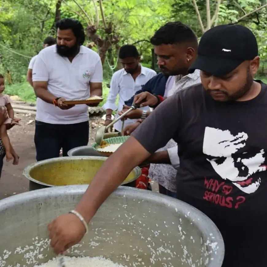 ईया फाउंडेशन ने बलदेव बस्ती में 200 से अधिक जरूरतमंदों को वितरित किया भोजन