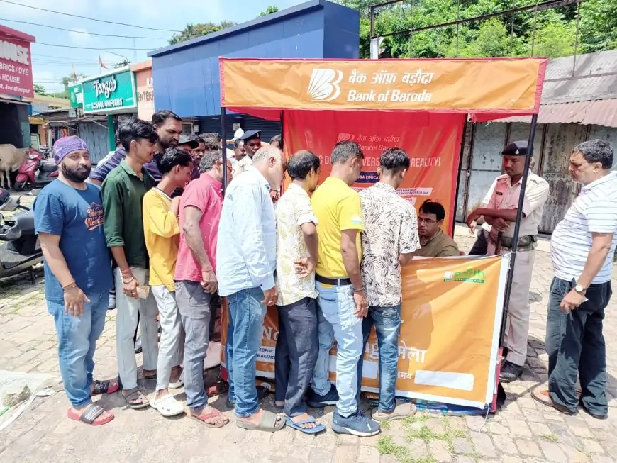 बैंक ऑफ बड़ौदा का सिक्का वितरण और बैंक नोट बदलने का मेला, बिष्टुपुर मार्केट में ग्राहकों की भीड़