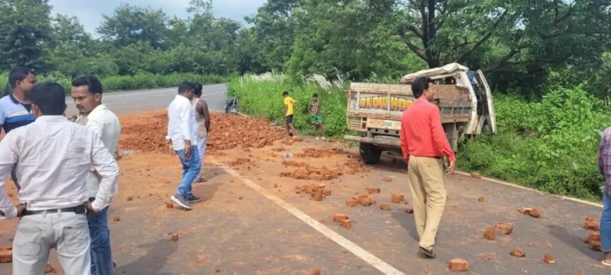 जमशेदपुर में बड़ा हादसा: तेज रफ्तार ईंट लदी गाड़ी पलटी, चालक समेत दो की दर्दनाक मौत!