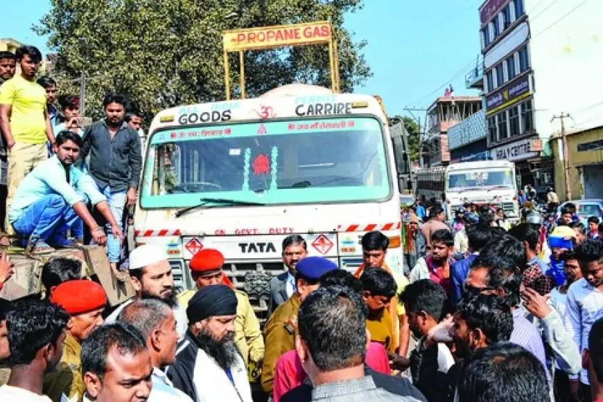 जमशेदपुर में ट्रक और कार की टक्कर से हंगामा, पुलिस की देरी से लगा जाम