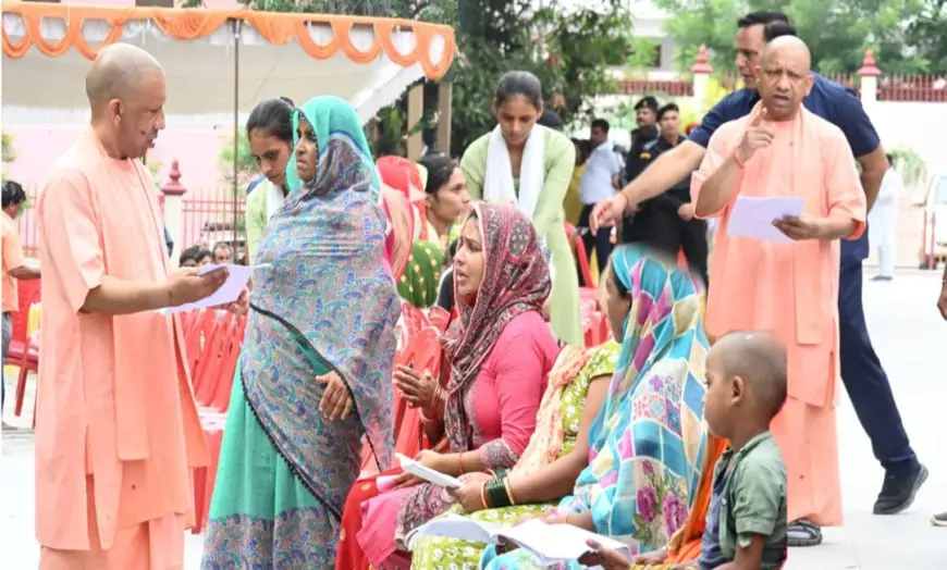 गोरखनाथ मंदिर में सीएम योगी ने बच्चों को दिया आशीर्वाद और चॉकलेट, उज्ज्वल भविष्य की कामना