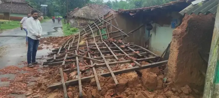 चाकुलिया में लगातार बारिश से घर ध्वस्त, विधायक ने किया प्रभावित परिवारों की मदद