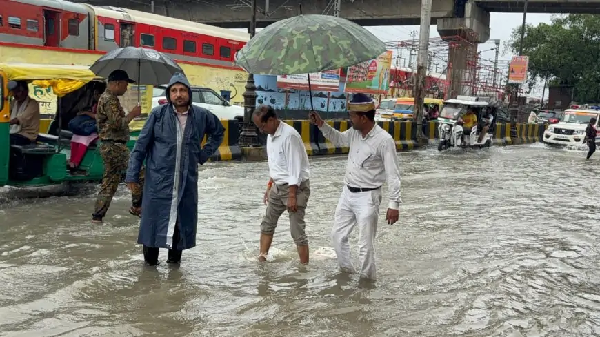 गोरखपुर में महापौर और नगर आयुक्त ने बारिश में खोला जल निकासी का मोर्चा, 65 स्थलों पर पंपसेट का जादू!