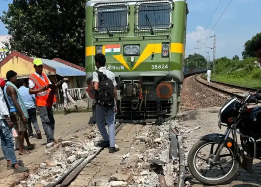 चांडिल में बड़ा हादसा टला: मालगाड़ी का इंजन डीरेल, स्कूली बच्चे बाल-बाल बचे