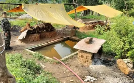 रांची: नामकुम में पुलिस और उत्पाद विभाग की छापेमारी, 10,000 किलो महुआ और 280 लीटर अवैध शराब जब्त