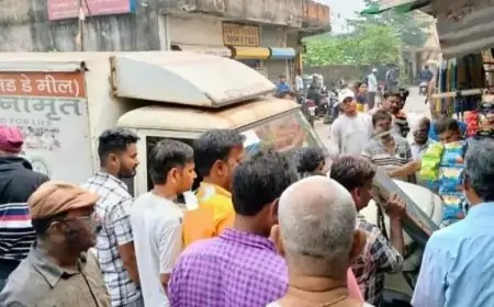 जमशेदपुर में स्कूल के मिड-डे-मील वैन का ब्रेक फेल, बाल-बाल बचे लोग