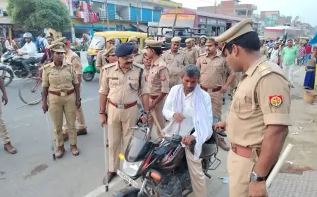दीपावली से पहले गोरखपुर पुलिस का फ्लैग मार्च, सुरक्षा का एहसास कराया