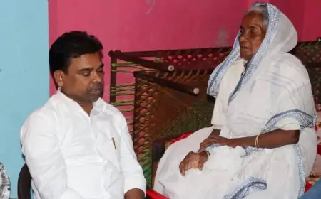 आजसू नेता रामचंद्र सहिस ने शहीद सुनील महतो की मां से लिया आशीर्वाद, बोले- मातृशक्ति से ही सफलता संभव