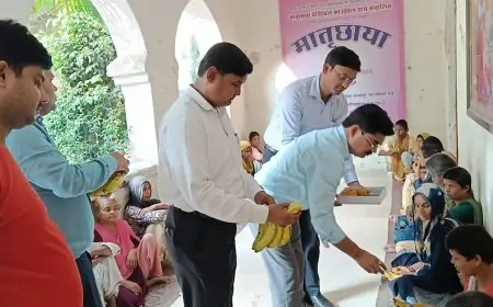 गोरखपुर प्रशासन ने दीपावली पर बेसहारा महिलाओं और पुरुषों को बांटे उपहार, मिठाई और फल