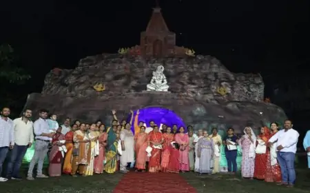 गोलमुरी जॉगर्स पार्क में वृद्धाश्रम की माताओं ने किया मां काली पूजा पंडाल का अनोखा उद्घाटन