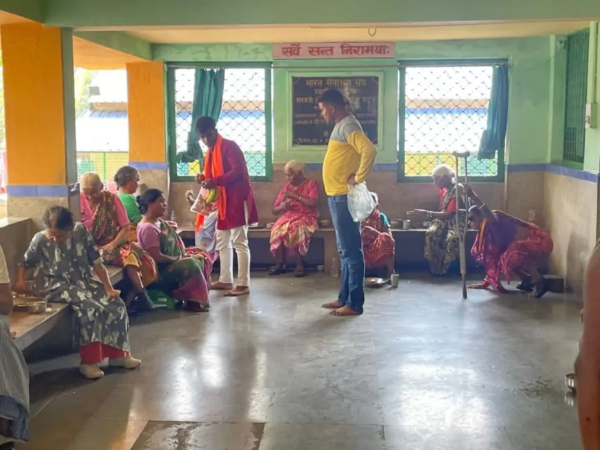 नीरज गुप्ता ने जन्मदिन पर गरीब बुजुर्गों के साथ मनाया जश्न