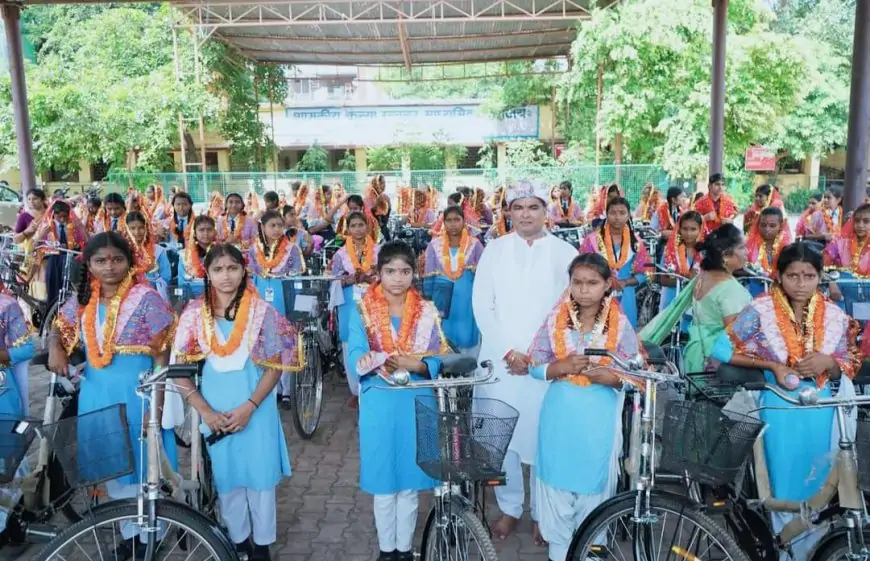 नवरात्रि पर विधायक ने बालिकाओं को साइकिल देकर रचा इतिहास – चुनरी ओढ़ा, तिलक लगाकर बेटी बचाओ का दिया संदेश!