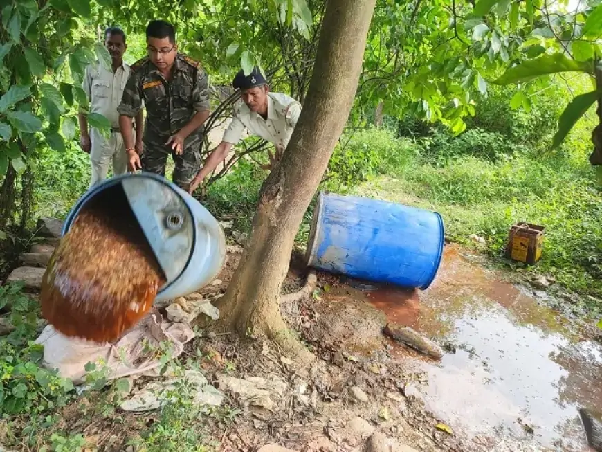 गालूडीह पुलिस का बड़ा एक्शन, अवैध शराब भट्ठी ध्वस्त, 400 किलो जावा महुआ नष्ट