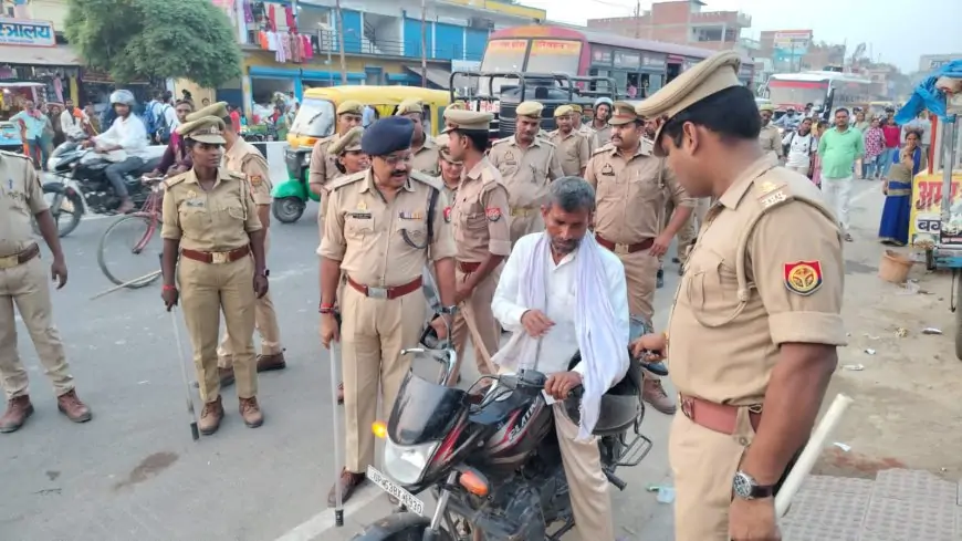 दीपावली से पहले गोरखपुर पुलिस का फ्लैग मार्च, सुरक्षा का एहसास कराया