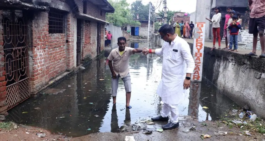 मानगो दाईगुट्टू में जल जमाव ने लोगों को किया कैद, भाजपा नेता विकास सिंह ने नगर निगम को चेताया