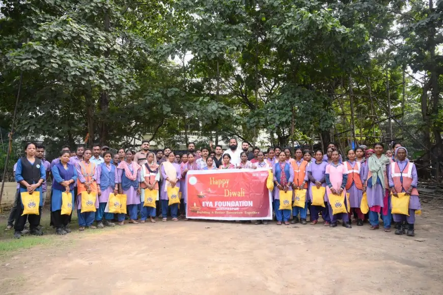 ईया फाउंडेशन ने दिवाली पर सफाई कर्मचारियों को बांटी विशेष किट, समाजसेवा का अनूठा प्रयास