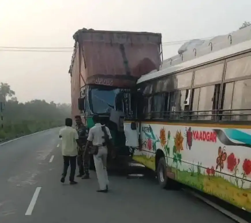 तेज रफ्तार कंटेनर ने बस को मारी टक्कर, 5 यात्री गंभीर रूप से घायल