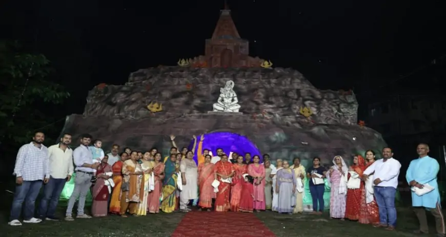 गोलमुरी जॉगर्स पार्क में वृद्धाश्रम की माताओं ने किया मां काली पूजा पंडाल का अनोखा उद्घाटन