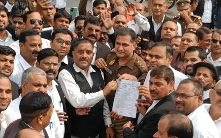 गोरखपुर में अधिवक्ताओं का हंगामा, गाजियाबाद लाठीचार्ज के विरोध में किया जाम