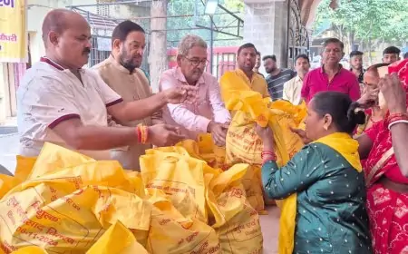 "जमशेदपुर में छठ महोत्सव की भव्य तैयारी, सूर्य मंदिर समिति ने 1100 व्रतधारियों को बांटी पूजन सामग्री"