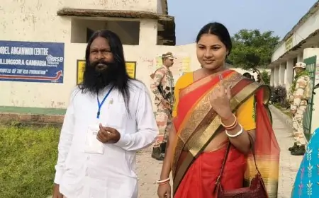 East Singhbhum : मतदान में उतरे BJP प्रत्याशी Babulal Soren ने पत्नी संग किया वोट
