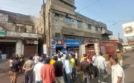 Dhanbad Fire: बैंक ऑफ इंडिया में लगी भयानक आग, मची अफरा-तफरी