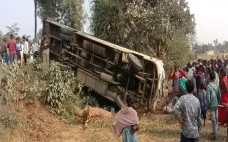 Ramgarh बस हादसा: यात्रा के दौरान पलटी बस, महिला की मौत और 24 घायल