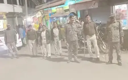 Chakulia: विधानसभा चुनाव से पहले पुलिस ने निकाला फ्लैग मार्च, शांति की अपील
