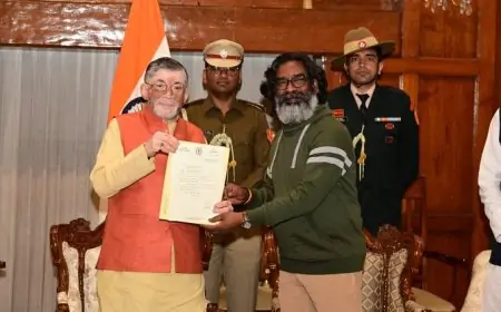 Ranchi Politics: विधायक दल के नेता चुने गए हेमंत सोरेन, राजभवन में पेश किया सरकार बनाने का दावा
