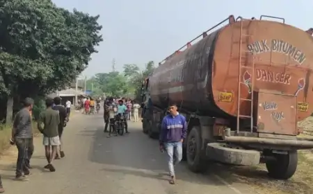 Chakulia: सड़क पर Bitumen टैंकर से हादसा, बिजली के खंभे टूटे, ग्रामीणों का आक्रोश
