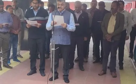 Chakradharpur Celebration: संविधान दिवस पर DRM ने दिलाई न्याय, स्वतंत्रता और समानता की शपथ