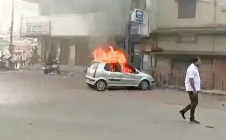 Jamshedpur: कार में अचानक लगी आग, स्थानीय लोगों की सतर्कता से बडी घटना टली!