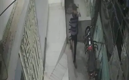 Nawada Theft: घर के अंदर से मोटरसाइकिल चोरी, CCTV में कैद हुई वारदात