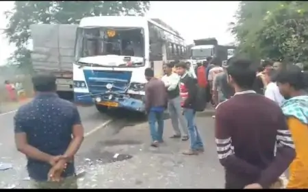Saraikela Accident: ओवरटेक के दौरान दो बसों में भिड़ंत, दर्जनों यात्री घायल, दो की हालत गंभीर
