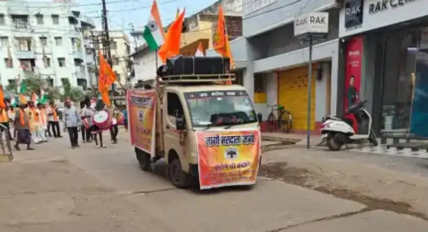 जमशेदपुर में विश्व हिंदू परिषद ने पदयात्रा कर की वोटिंग की अपील, कहा - लोकतंत्र को बचाने के लिए दें वोट