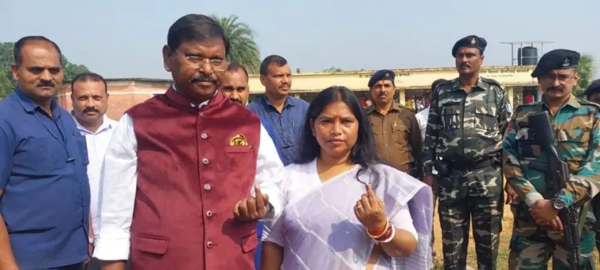 Kharsawan Voting: Ex-CM Arjun Munda ने डाला Vote, परिवर्तन की लहर का दावा