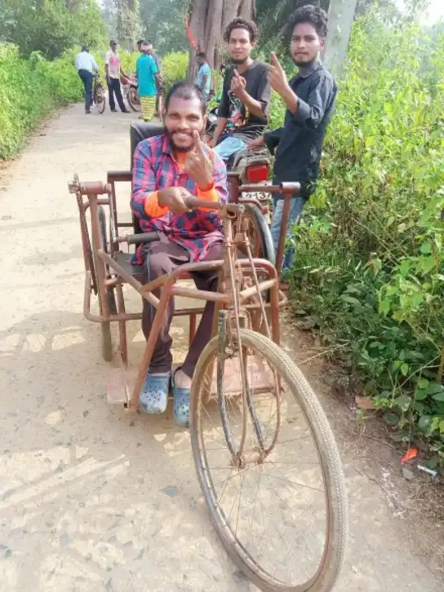 Chakulia Voting: वृद्धों और दिव्यांगों का जोश, परिवार संग पहुंचकर किया मतदान