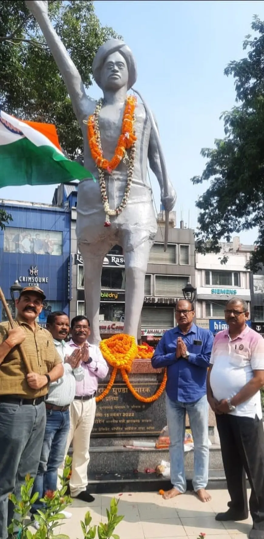 Jamshedpur Tribute: भगवान बिरसा मुंडा की प्रतिमा पर सैनिकों ने किया नमन, गूंजे झारखंडी नारे