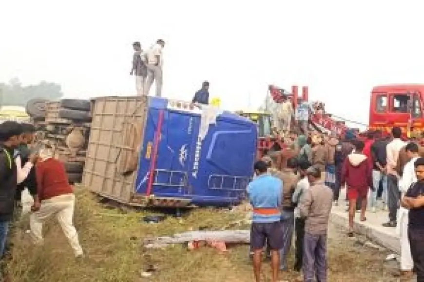 Hazaribagh Accident: भीषण सड़क हादसे में 4 की मौत, दर्जनों घायल, बस पलटने से मची चीख-पुकार