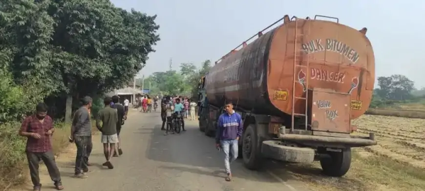 Chakulia: सड़क पर Bitumen टैंकर से हादसा, बिजली के खंभे टूटे, ग्रामीणों का आक्रोश