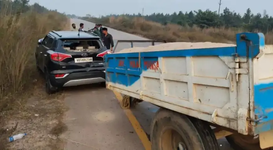 Baharagora: NH-49 पर Car Accident, तेज रफ्तार XUV बालू लदे ट्रैक्टर से टकराई, बड़ा हादसा टला