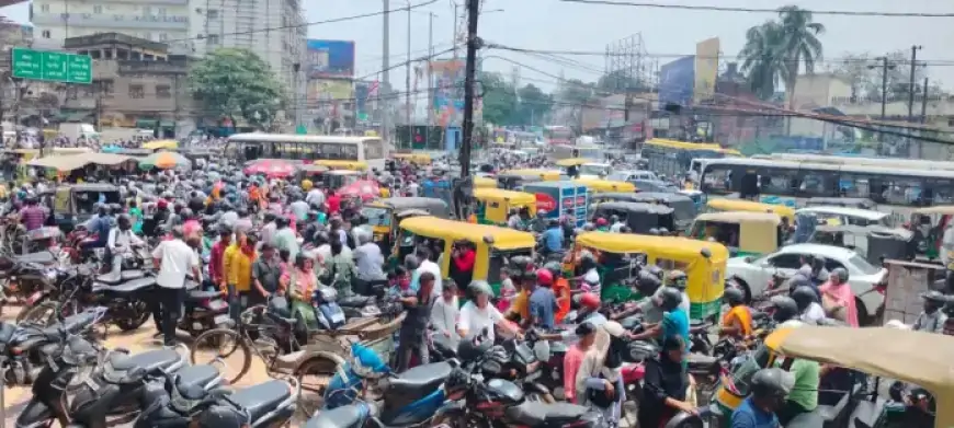 Mango Traffic Jam :Mango में जाम का कहर, बच्चों की पढ़ाई और ऑफिस जाने वाले लोग फंसे