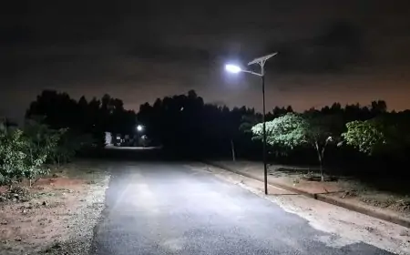 Satgawan Alert: झूलती स्ट्रीट लाइट दे रही दुर्घटनाओं का न्योता, लोगों में चिंता