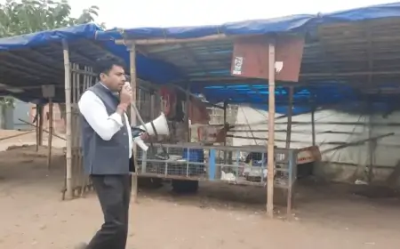 Adityapur Action: अतिक्रमण पर चला निगम का बुलडोजर, 24 घंटे का अल्टीमेटम