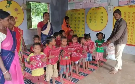 Chakulia Warmth: ठंड में बच्चों के चेहरों पर मुस्कान, आंगनबाड़ी केंद्र में गर्म वस्त्र वितरण