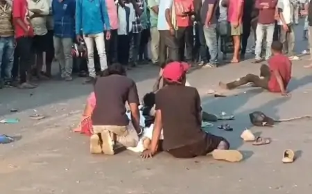 Saraikela Accident: बस की टक्कर से मोटरसाइकिल सवार दो युवकों में से एक की मौत, सड़क पर जाम का माहौल