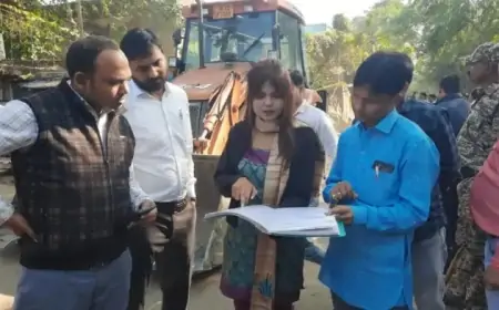Adityapur Demolition: आदित्यपुर में चला बुलडोजर, 19 साल पुरानी दुकानें मलबे में तब्दील, दुकानदारों का छलका दर्द